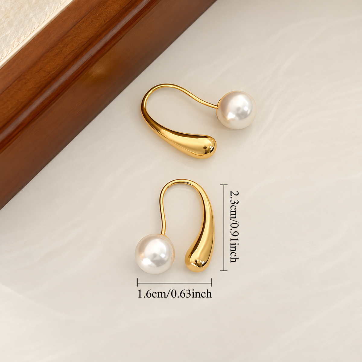 ELARA | MINIMALIST ARC PEARL EARRINGS